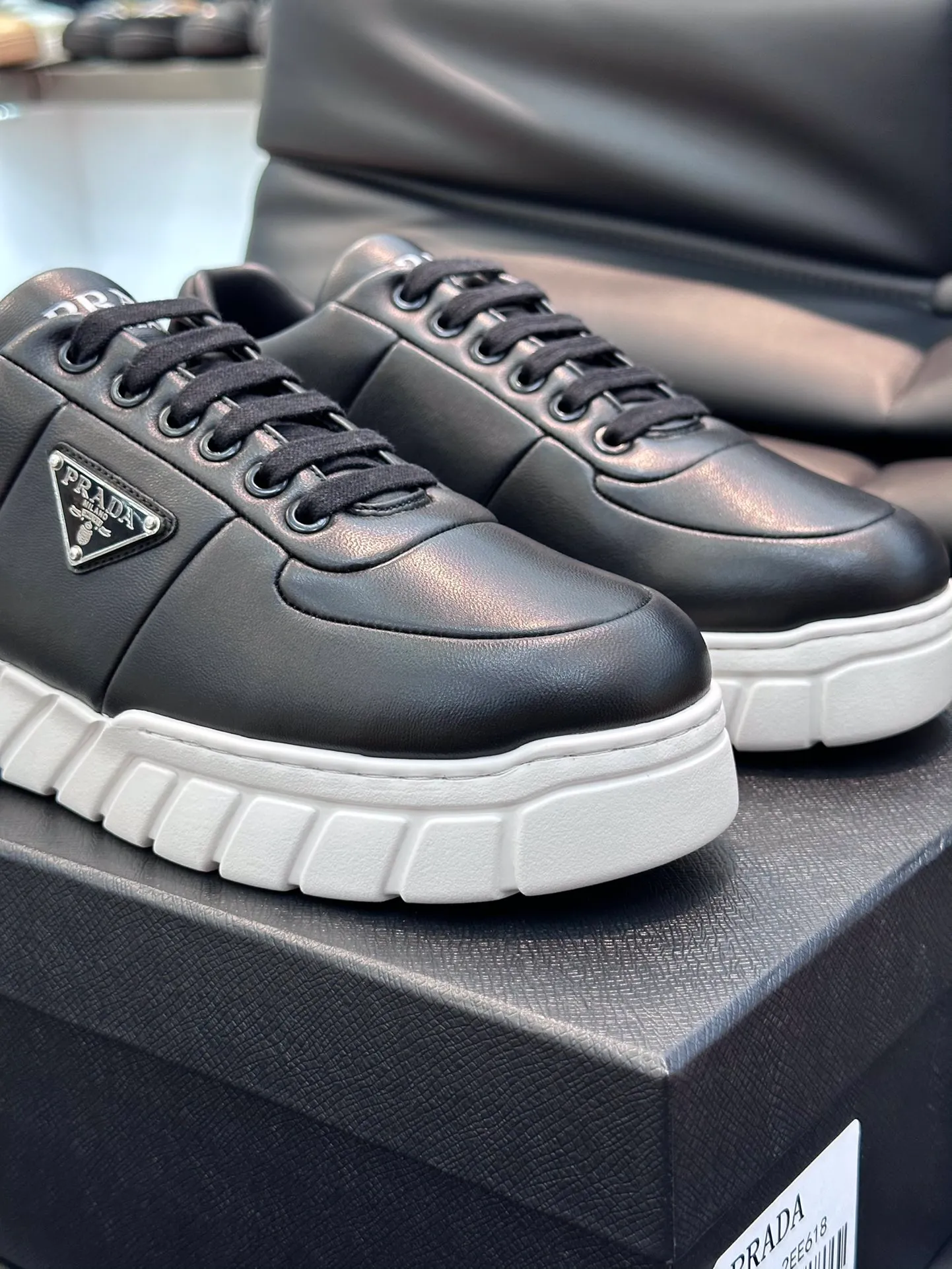 Men's shoes 💰p400 "Men's shoes 💰pRAD*" Men's shoes 💰prad* high-end men's thick-soled casual sports shoes, the details are perfectly replica of the original version, made of imported matte cowhide, full of texture, full calfskin lining, breathable and comfortable, men's shoes 💰p's classic black and white enamel metal logo decoration, all interpreting the brand style Genuine leather tongue Men's shoes on the tongue and heel 💰pRADA letter badges are embellished to show the brand style. Lightweight concave and convex pattern rubber outsole. Lightweight and increased by about 4CM. Excellent foot feel. Comfortable and breathable. Comes with original packaging. Size: 38-44